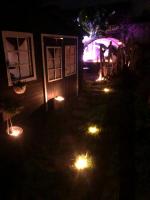 einen Garten in der Nacht mit Lichtern im Gras in der Unterkunft Maisonnette rurale de charme in Plessis-Saint-Benoist