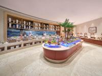 Jin Jiang International Hotel Taicang في Taicang: مطعم في وسط الغرفه بوفيه