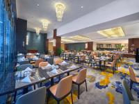 Jin Jiang International Hotel Taicang في Taicang: مطعم به طاولات وكراسي في غرفة