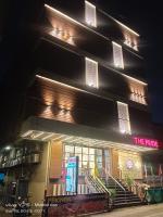 Un edificio con escaleras al costado por la noche. en The Pride, en Jamshedpur