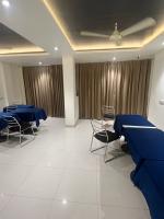 ボーパールにあるHotel Meghdoot, Bhopalの青いテーブルと椅子のある会議室