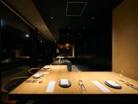 守山市にあるYANMAR SUNSET MARINA CLUBHOUSE&HOTELのナプキンが置かれた長い木製のテーブル