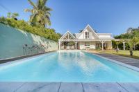 ein Pool vor einem Haus in der Unterkunft Villa Fleur de Lune in Saint-Paul