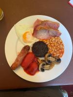 ein Teller mit Eiern, Würstchen, Bohnen und Fleisch in der Unterkunft Foundry Masters House in Ironbridge