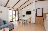 Telewizja i/lub zestaw kina domowego w obiekcie Apartments MARIJA