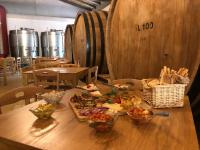 Ein Holztisch mit einem Haufen Essen drauf. in der Unterkunft Ca' San Sebastiano Wine Resort & Spa in Camino