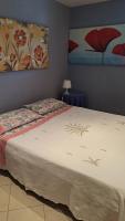 Un dormitorio con una cama y un cuadro en la pared. en Dj Center Class, en Bari
