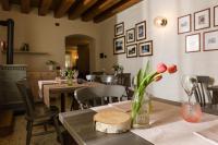 una mesa con un jarrón de flores encima en Contra' Contarini, en Campolongo Sul Brenta