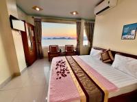 Un dormitorio con una cama con vista al mar. en Manh Vuong Hotel CatBa, en Cat Ba