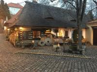 una pequeña casa con techo en una calle de ladrillo en Romantik Hotel U Raka, en Praga