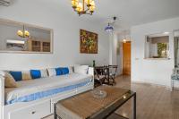 Posezení v ubytování Seaview with private garden 5 minutes walk to the beach and amenities