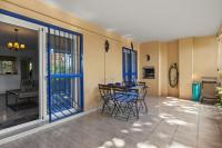 Posezení v ubytování Seaview with private garden 5 minutes walk to the beach and amenities