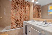 Koupelna v ubytování Seaview with private garden 5 minutes walk to the beach and amenities