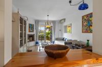 Posezení v ubytování Seaview with private garden 5 minutes walk to the beach and amenities