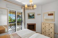 Postel nebo postele na pokoji v ubytování Seaview with private garden 5 minutes walk to the beach and amenities