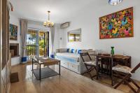 Posezení v ubytování Seaview with private garden 5 minutes walk to the beach and amenities