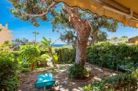 Zahrada ubytování Seaview with private garden 5 minutes walk to the beach and amenities
