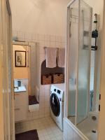 a bathroom with a washing machine and a washer at Altstadtparee in Steyr
