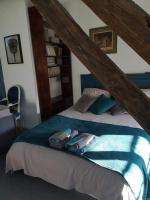 Cama o camas de una habitaci&oacute;n en Au c&oelig;ur de Mortagne, un balcon sur le Perche