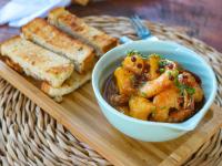 Taboo Milagres في ساو ميغيل دوس ميلاجريس: وعاء من الطعام على صينية خشبية مع الخبز