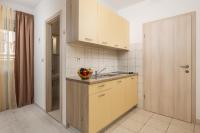 Kuchyňa alebo kuchynka v ubytovaní Apartments and rooms with parking space Kraljevica - 17589