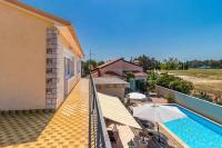 Bazén v ubytovaní Holiday home in Jadranovo 33199 alebo v jeho blízkosti