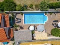 Bazén v ubytovaní Holiday home in Jadranovo 33199 alebo v jeho blízkosti