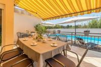 Bazén v ubytovaní Holiday home in Jadranovo 33199 alebo v jeho blízkosti