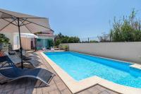 Bazén v ubytovaní Holiday home in Jadranovo 33199 alebo v jeho blízkosti