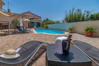 Bazén v ubytovaní Holiday home in Jadranovo 33199 alebo v jeho blízkosti