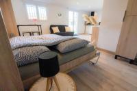 ein Schlafzimmer mit 2 Betten und einem Stuhl darin in der Unterkunft Le studio du Doux in Tournon-sur-Rhône