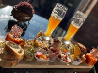 uma bandeja de comida e dois copos de cerveja em Othmar Herberg em Ootmarsum