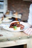 um prato de comida com brócolos numa mesa em Othmar Herberg em Ootmarsum