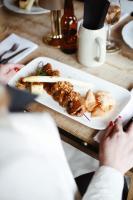 uma pessoa sentada a uma mesa com um prato de comida em Othmar Herberg em Ootmarsum