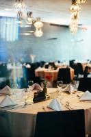 einen Tisch mit Brille und eine Vase mit einer Blume darauf in der Unterkunft Hotel Skansen Conference&Spa in Sierpc