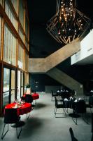 ein Restaurant mit roten Tischen und Stühlen sowie einem Kronleuchter in der Unterkunft Hotel Skansen Conference&Spa in Sierpc