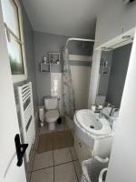 La petite salle de bains est pourvue d&#39;un lavabo et de toilettes. dans l&#39;établissement Chez Jules, à Honfleur