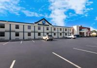 Un edificio con dos coches estacionados en un estacionamiento. en Best Western Adena Inn, en Chillicothe