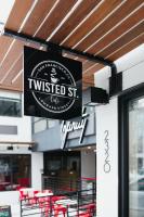 uma placa na lateral de um restaurante com mesas vermelhas em Infinity Hotel San Francisco, Tapestry Collection by Hilton em São Francisco