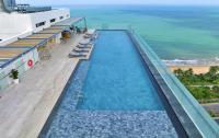 una piscina en la parte superior de un edificio junto al océano en Anya Premier Hotel Quy Nhon, en Quy Nhon