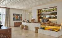 un restaurante con barra y un bar en Hyatt Regency Addis Ababa, en Addis Ababa