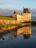 - un grand bâtiment situé à côté d'une étendue d'eau dans l'établissement Auberge de Campveerse Toren, à Veere