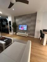 Televízia a/alebo spoločenská miestnosť v ubytovaní Carreteria Deluxe
