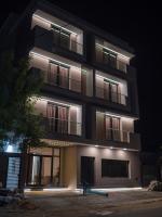 ヌアクショットにあるHOTEL HIBAの夜間照明付きの黒い建物