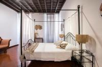 Posteľ alebo postele v izbe v ubytovaní Trevi Fountain House Deluxe