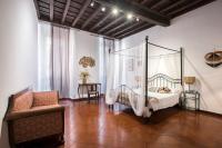 Posteľ alebo postele v izbe v ubytovaní Trevi Fountain House Deluxe