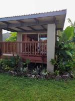 Dominic's Beach Bungalowにある庭