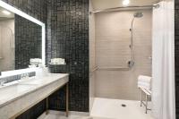 The Slate Hotel Denver Downtown, Tapestry by Hiltonにあるバスルーム