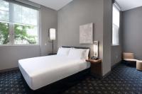 The Slate Hotel Denver Downtown, Tapestry by Hiltonにあるベッド
