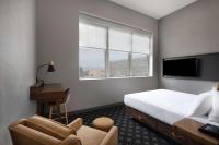 The Slate Hotel Denver Downtown, Tapestry by Hiltonにあるテレビまたはエンターテインメントセンター
